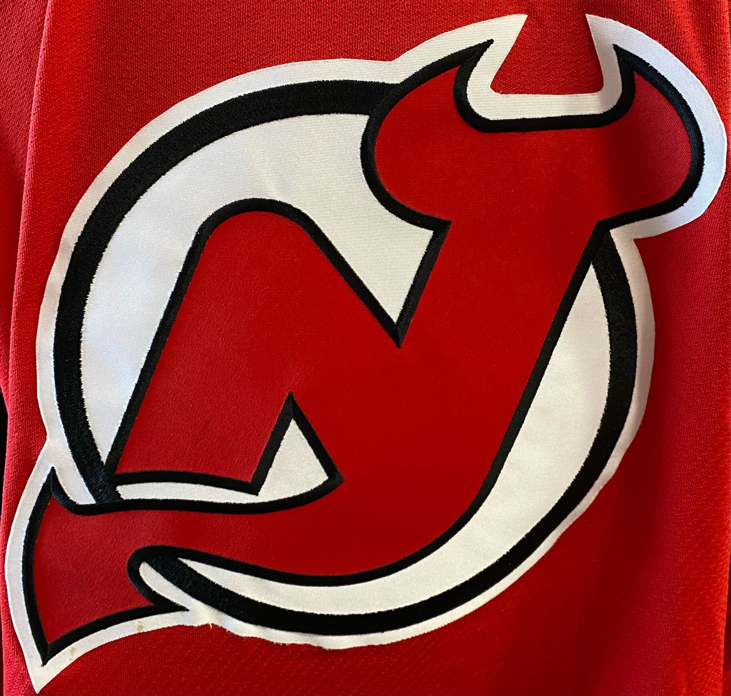 Zach Parise Signed New Jersey Devils Logo Hockey Puck (Steiner Hologra –